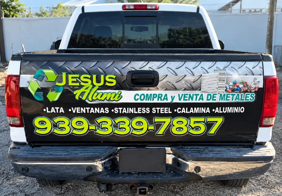 Parte trasera de la camioneta de Jesus Aluminum con el rótulo de compra y venta de metales y el teléfono de contacto.