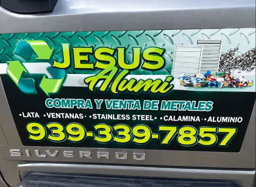 Rótulo de Jesus Aluminum en el lateral de una camioneta, con sus servicios de compra y venta de metales y teléfono.